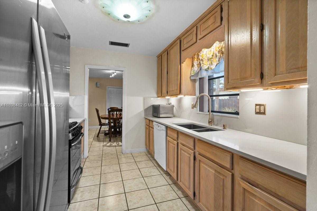 Small Image of 9817 SOUTH WEST 194TH ST, Cutler Bay Number 15