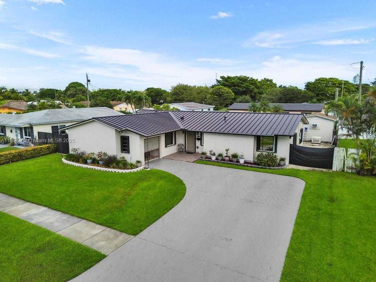 Small Image of 9817 SOUTH WEST 194TH ST, Cutler Bay Number 2