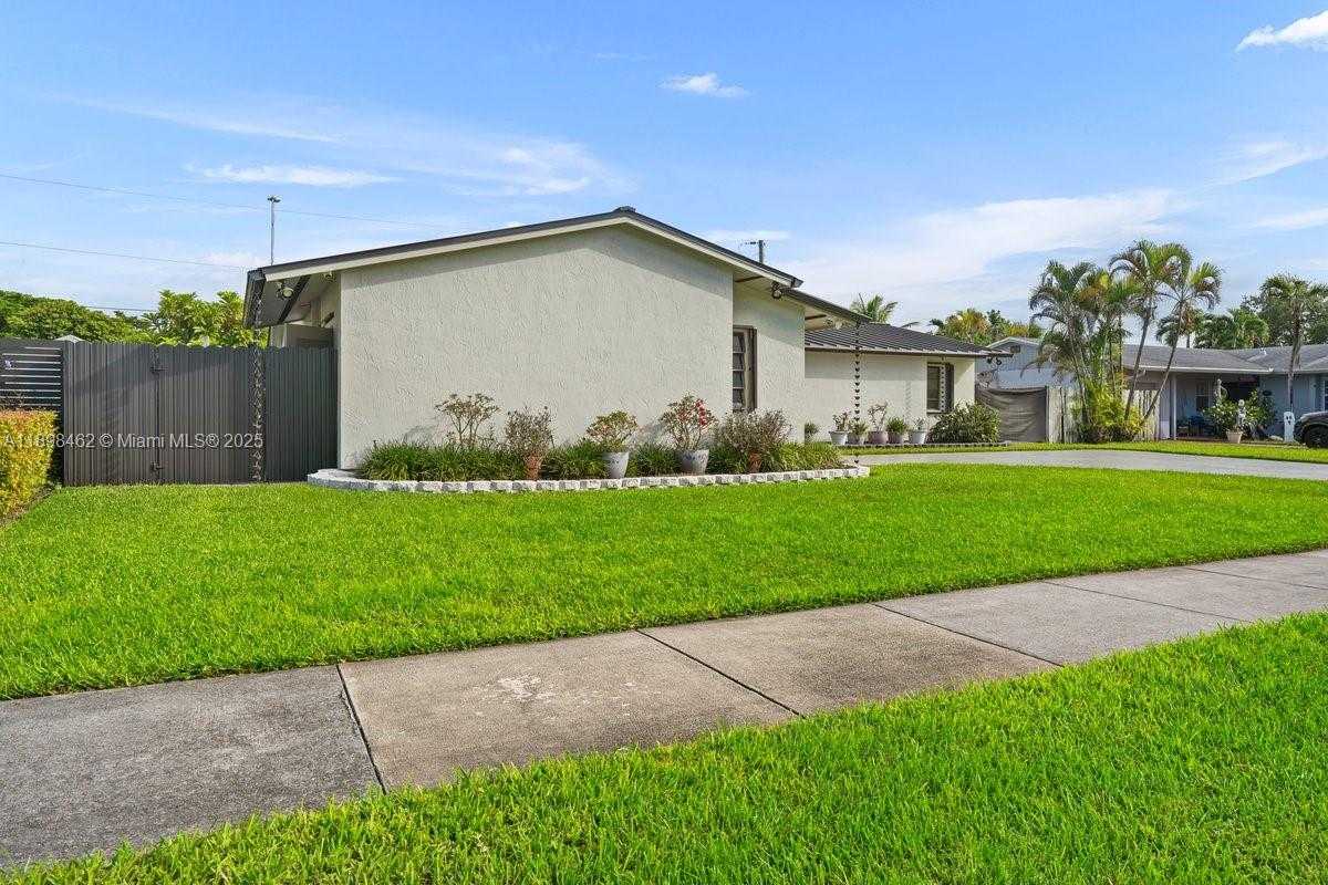 Small Image of 9817 SOUTH WEST 194TH ST, Cutler Bay Number 3