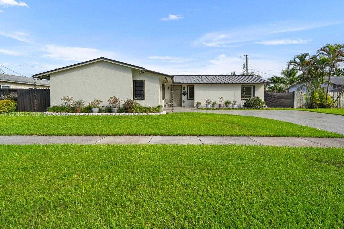 Small Image of 9817 SOUTH WEST 194TH ST, Cutler Bay Number 4