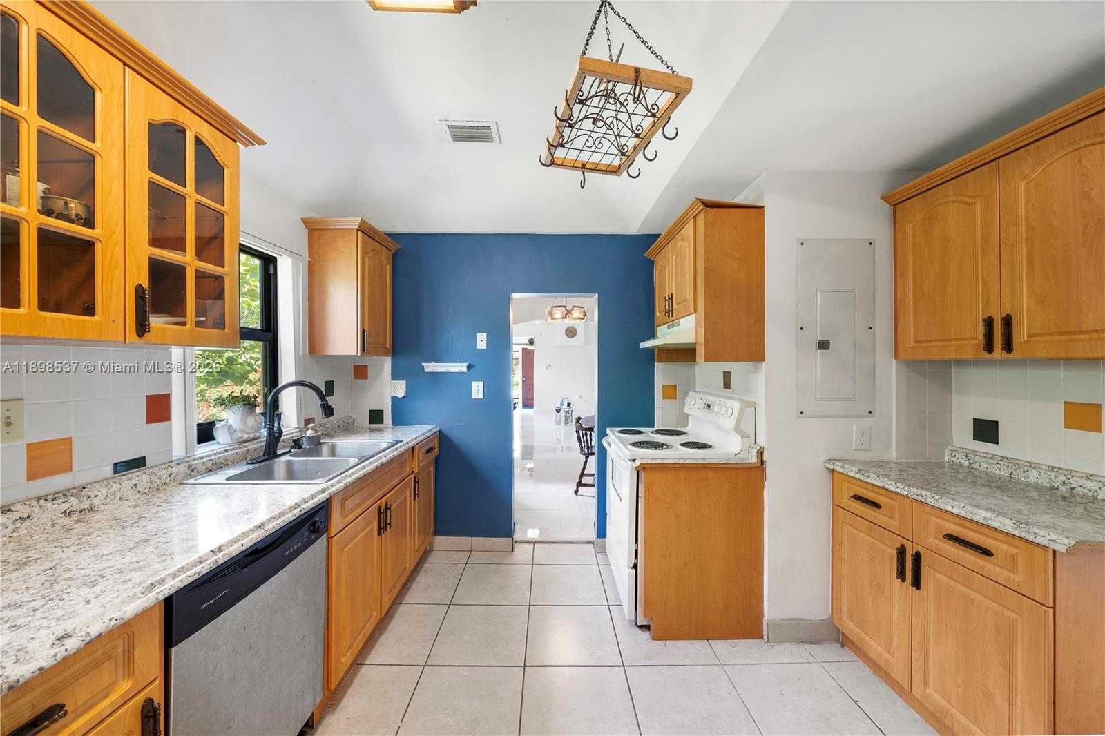 Small Image of 472 NORTH EAST 130TH ST, North Miami Number 11