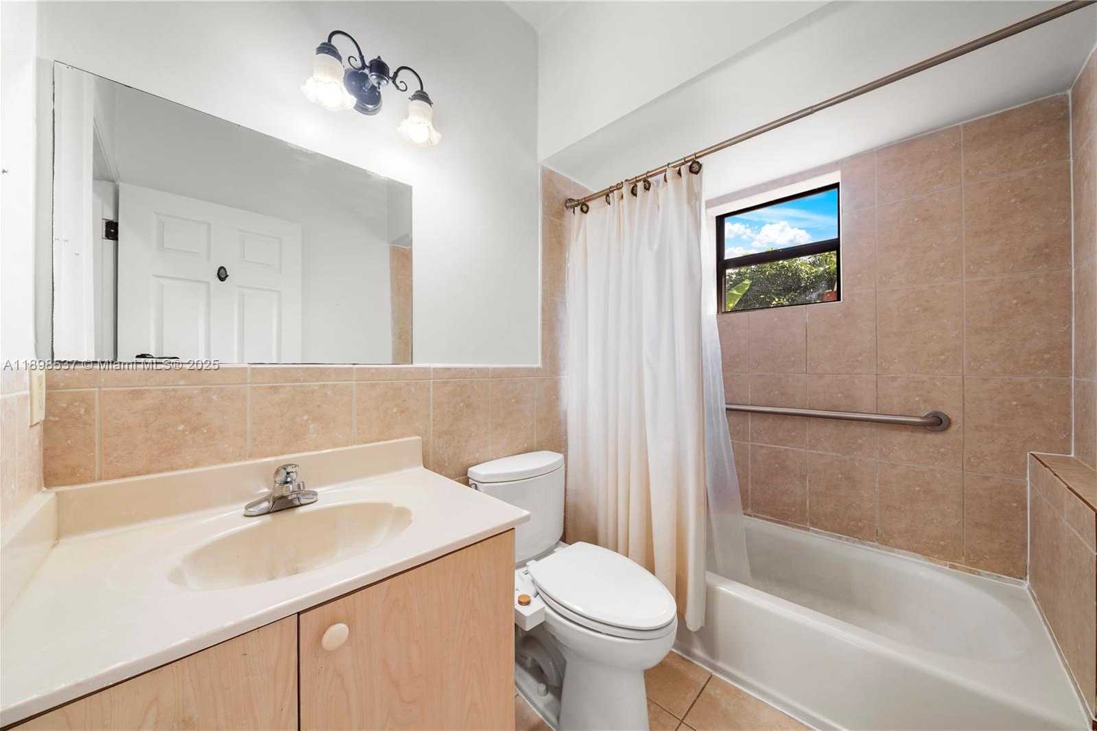 Small Image of 472 NORTH EAST 130TH ST, North Miami Number 15