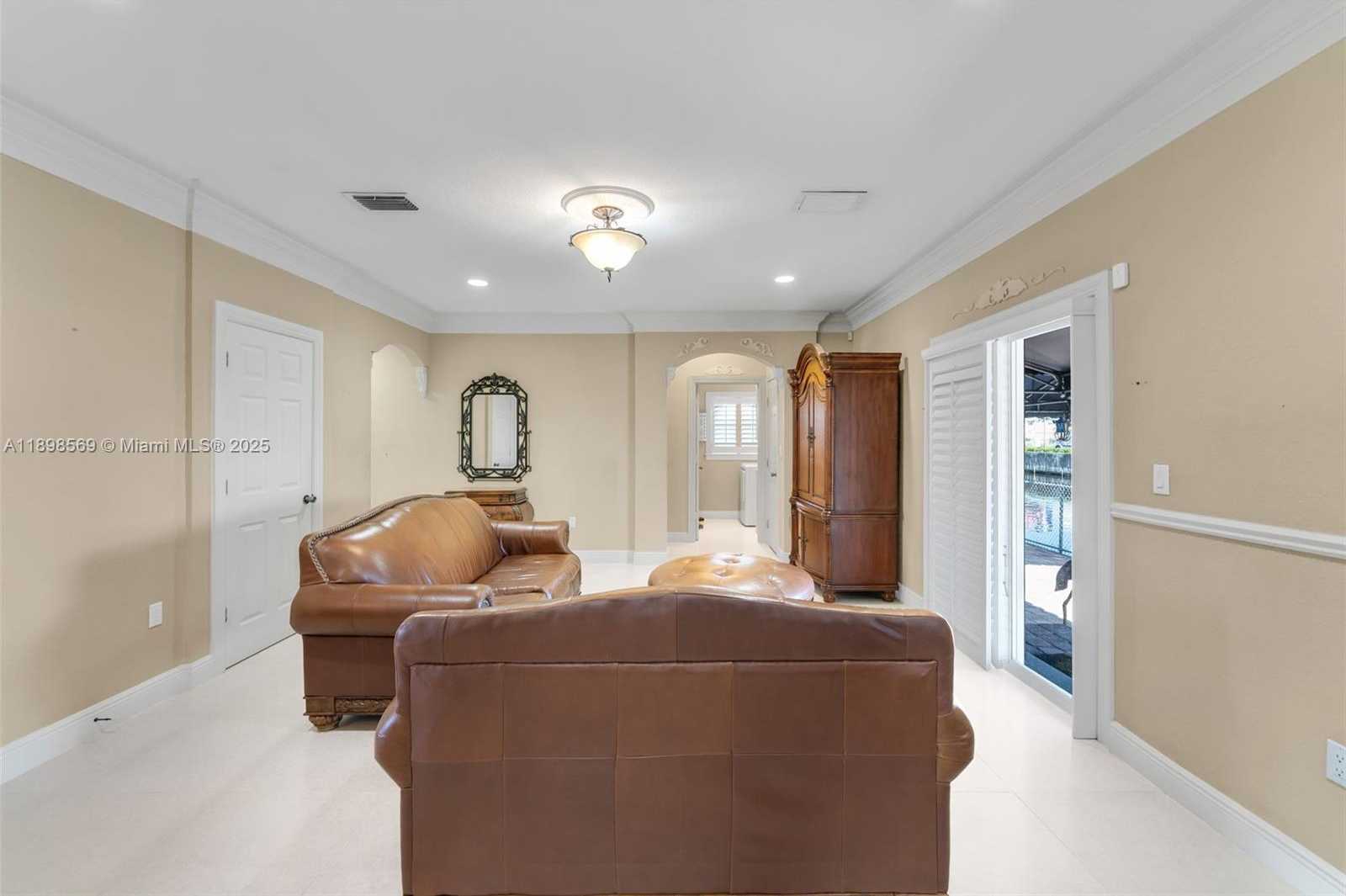 Small Image of 8357 NORTH WEST SOUTH RIVER DR, Medley Number 17