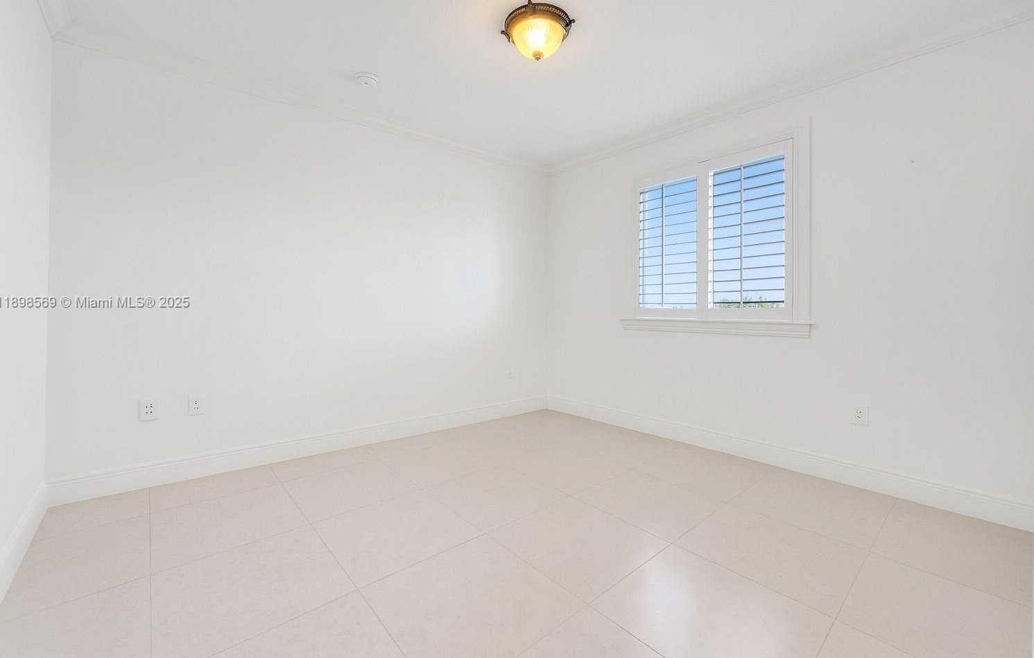 Small Image of 8357 NORTH WEST SOUTH RIVER DR, Medley Number 24