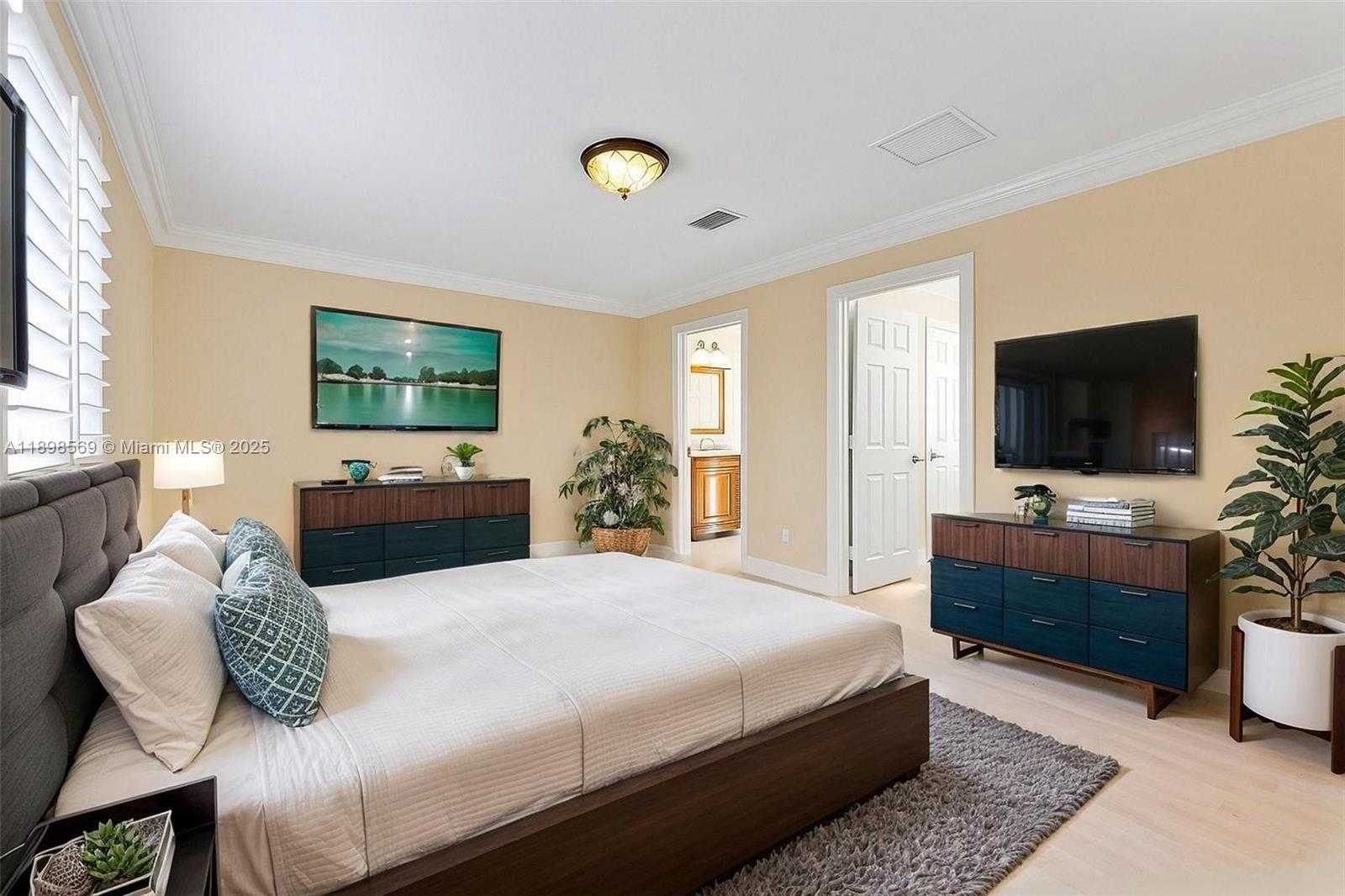 Small Image of 8357 NORTH WEST SOUTH RIVER DR, Medley Number 33