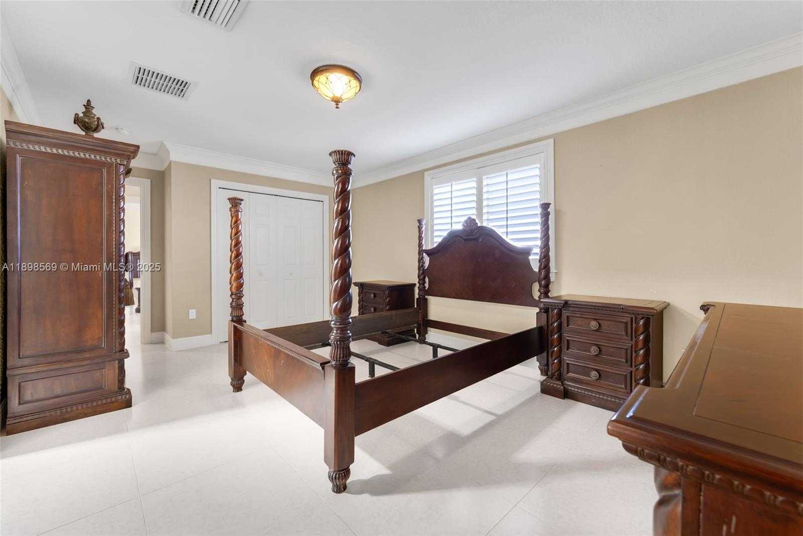 Small Image of 8357 NORTH WEST SOUTH RIVER DR, Medley Number 35