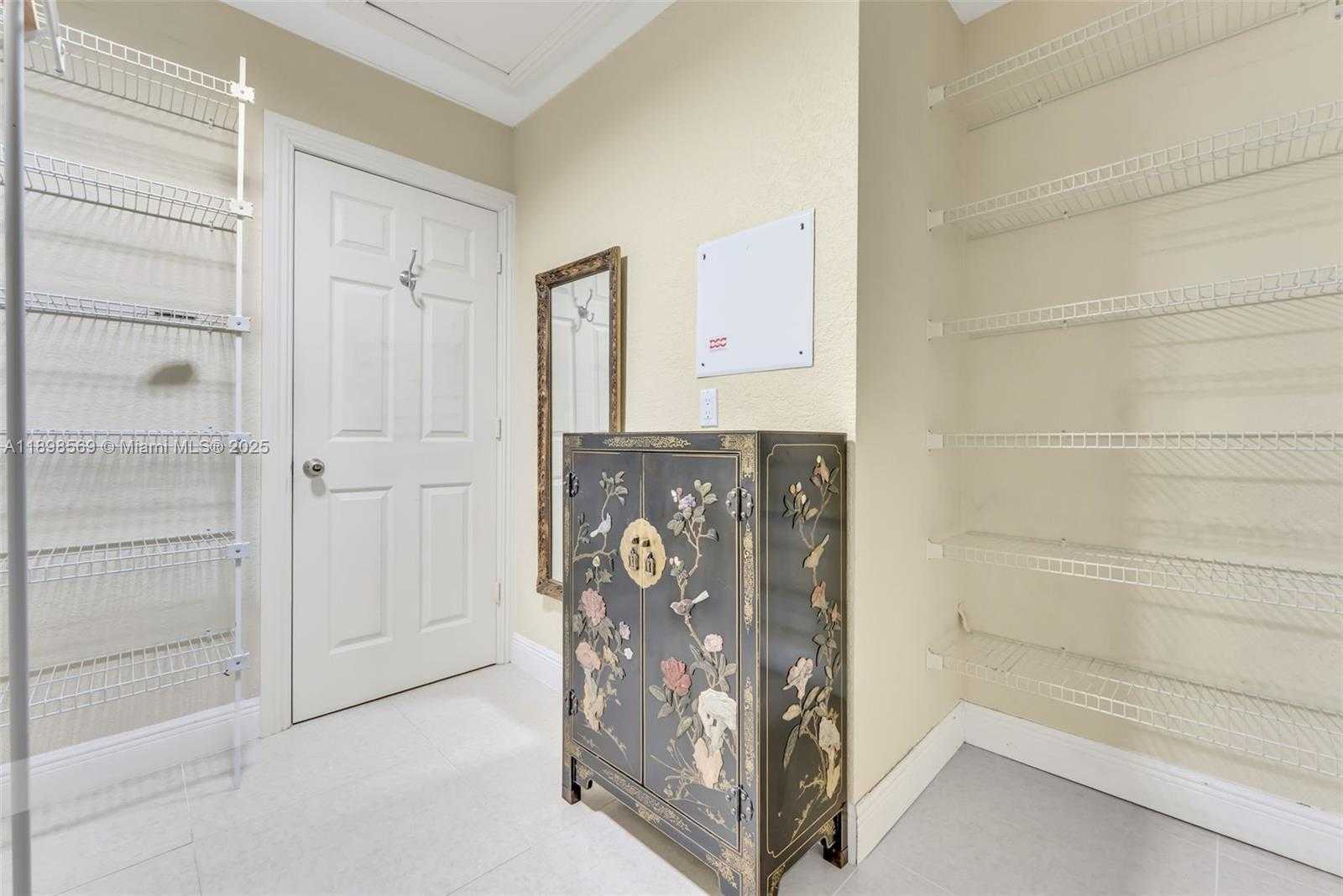 Small Image of 8357 NORTH WEST SOUTH RIVER DR, Medley Number 39