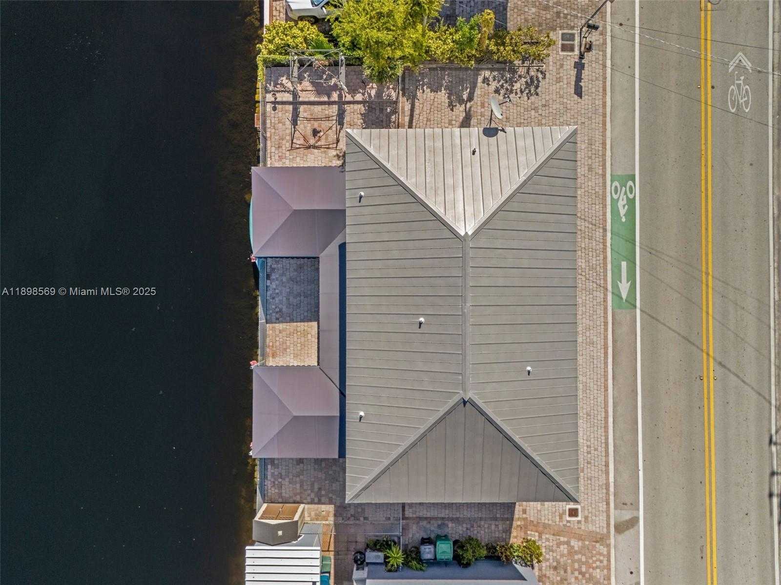 Small Image of 8357 NORTH WEST SOUTH RIVER DR, Medley Number 40