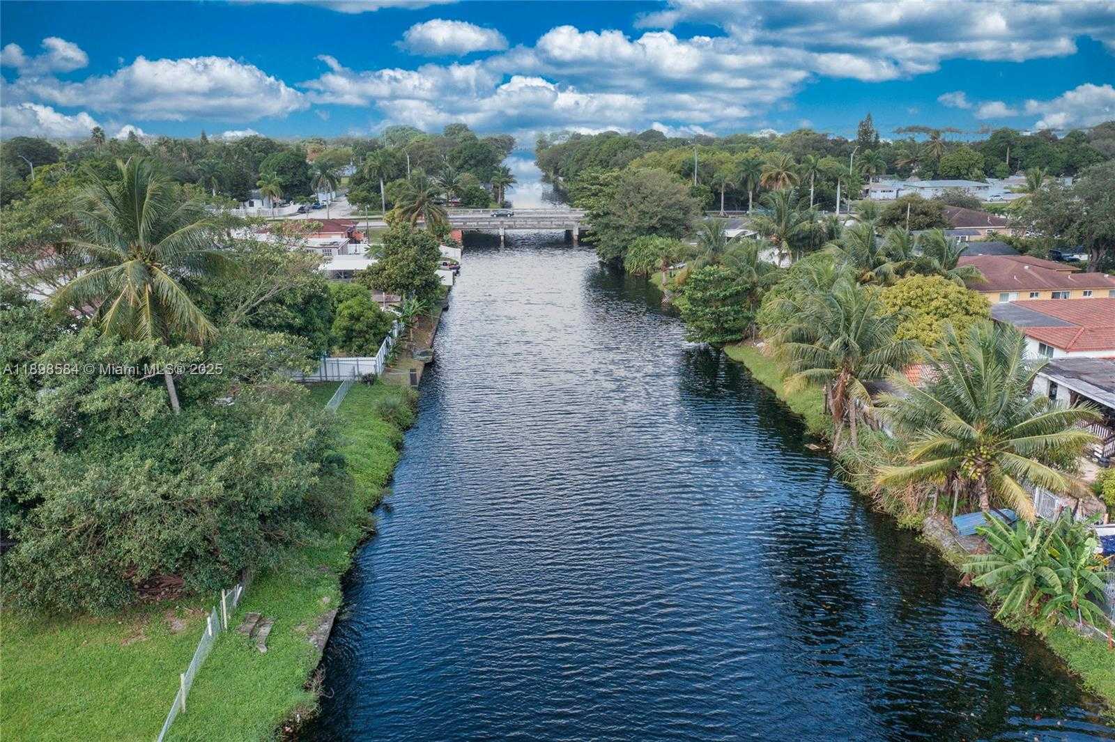 Small Image of 2020 NORTH WEST 107TH ST, Miami Number 36