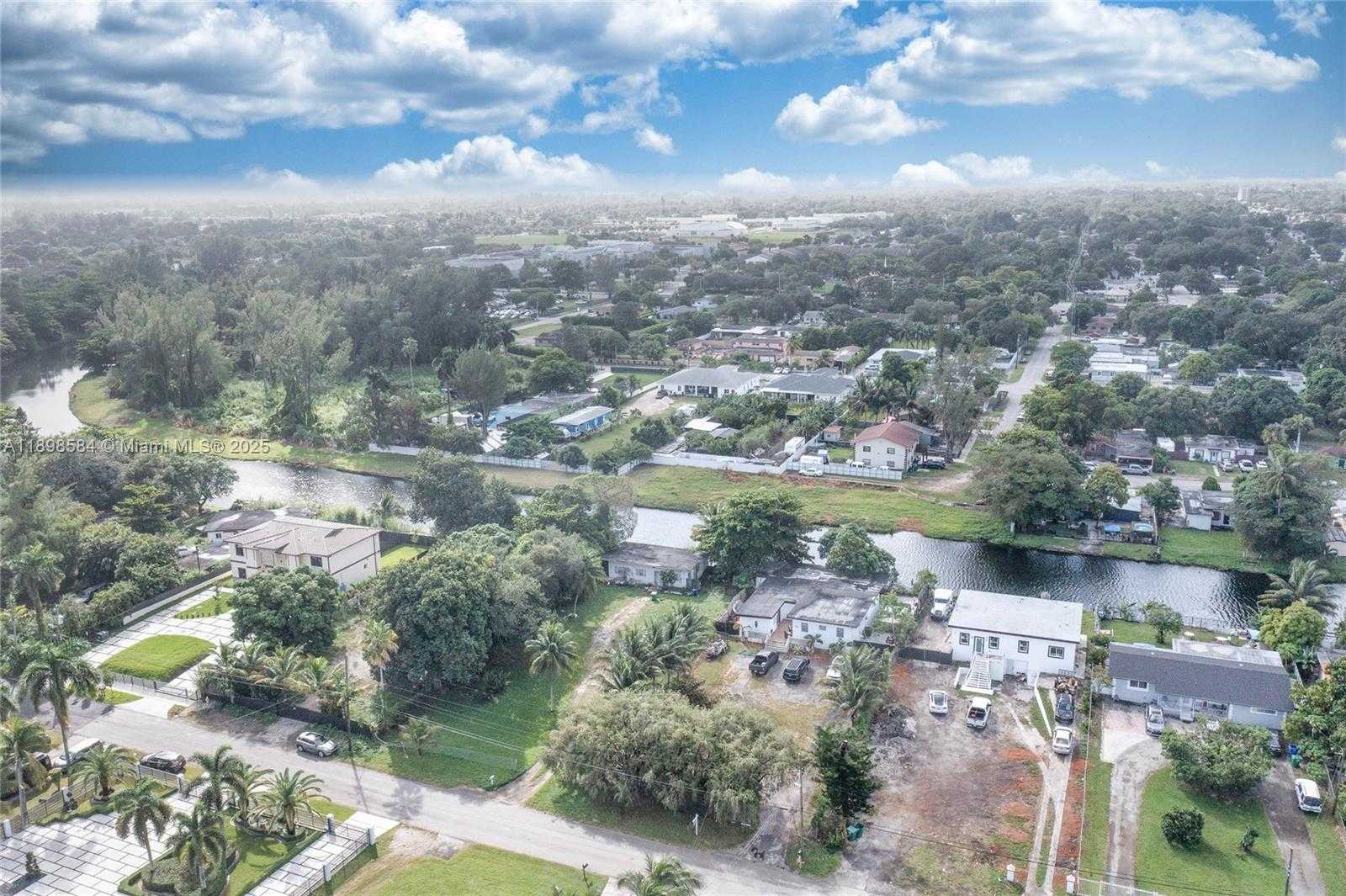 Small Image of 2020 NORTH WEST 107TH ST, Miami Number 39