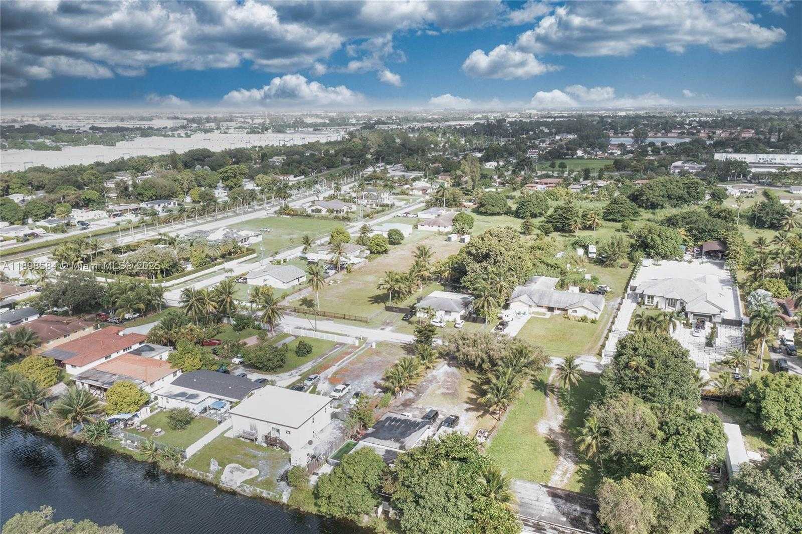 Small Image of 2020 NORTH WEST 107TH ST, Miami Number 41