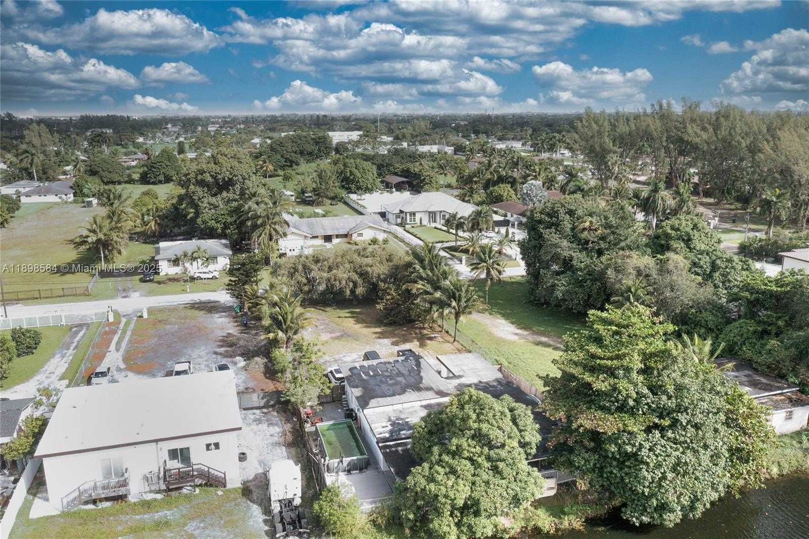 Small Image of 2020 NORTH WEST 107TH ST, Miami Number 43