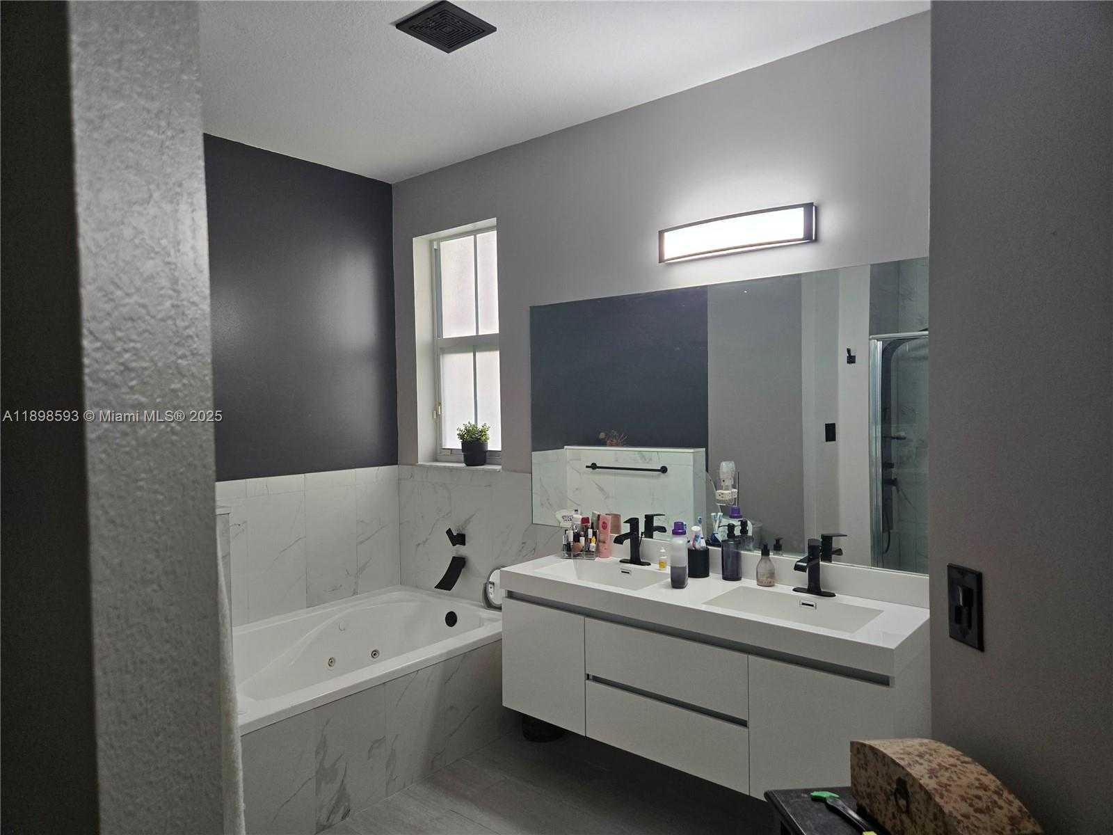 Small Image of 11141 NORTH WEST 77TH TER, Doral Number 13