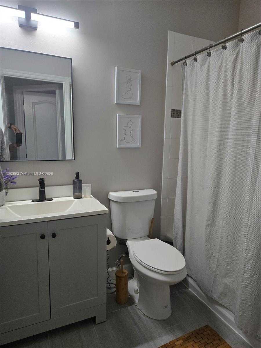 Small Image of 11141 NORTH WEST 77TH TER, Doral Number 16