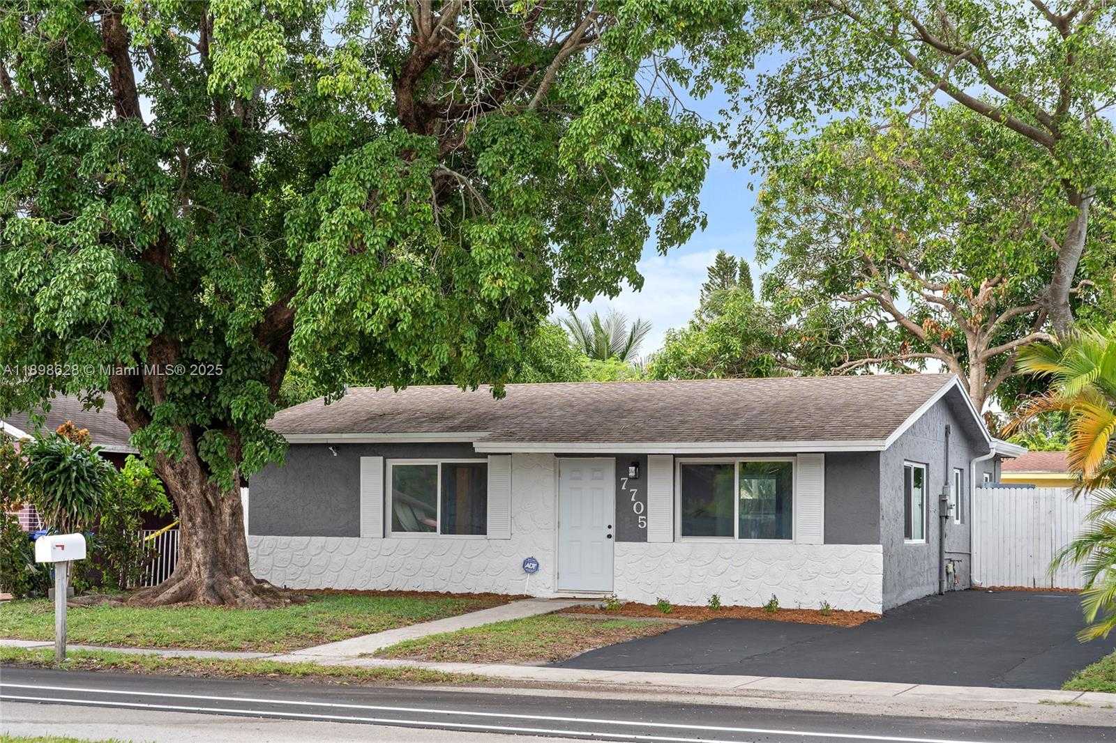 Small Image of 7705 KIMBERLY BLVD, North Lauderdale Number 16