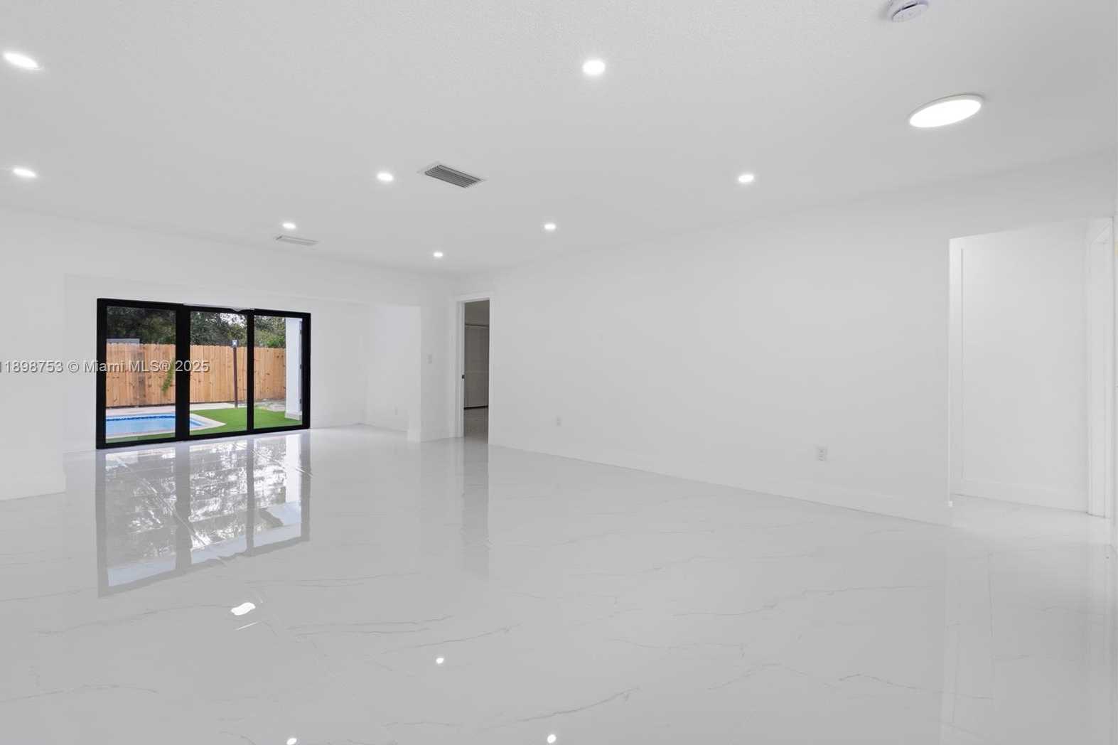 Small Image of 8560 SOUTHAMPTON DR, Miramar Number 14