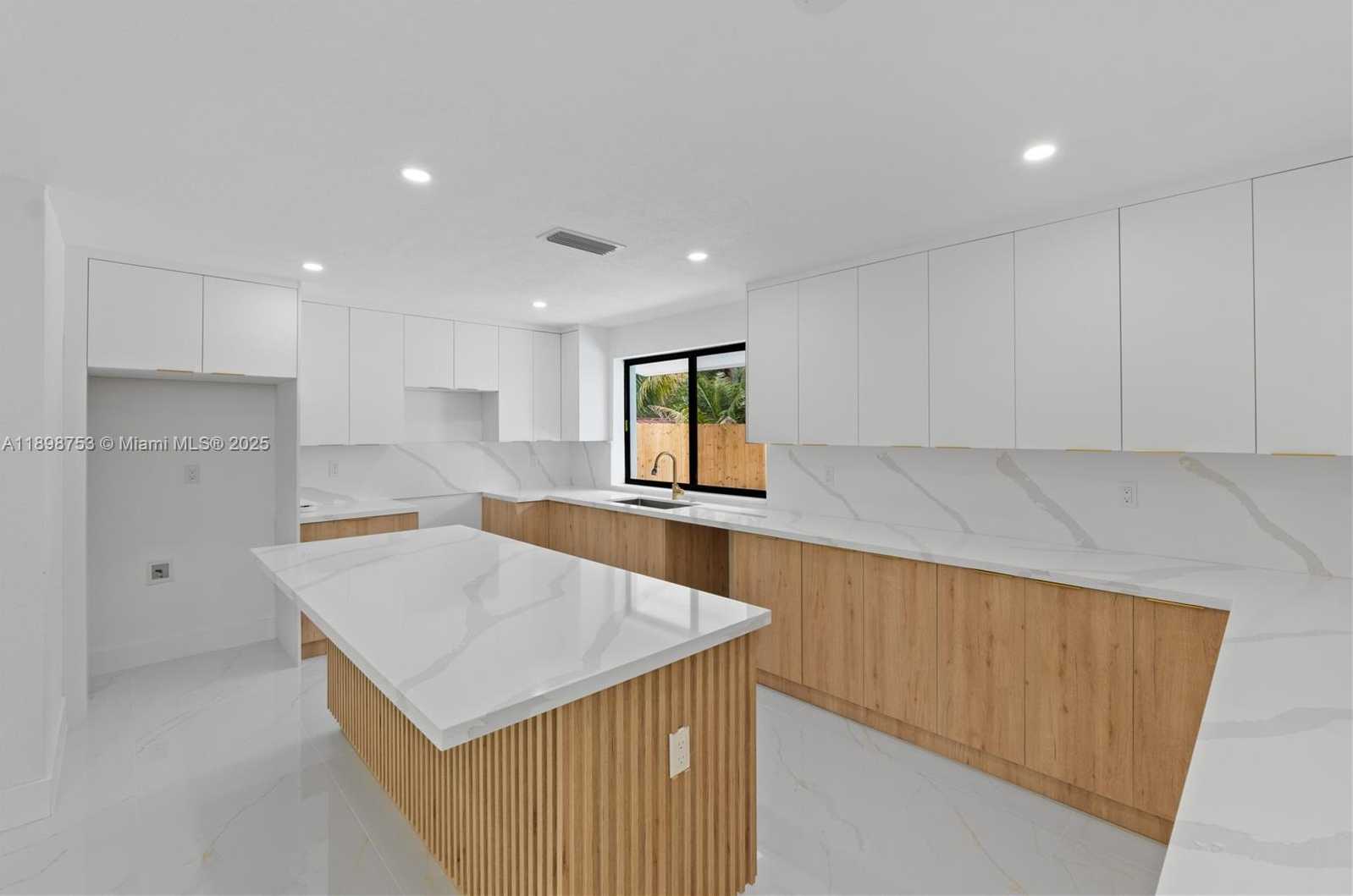 Small Image of 8560 SOUTHAMPTON DR, Miramar Number 19