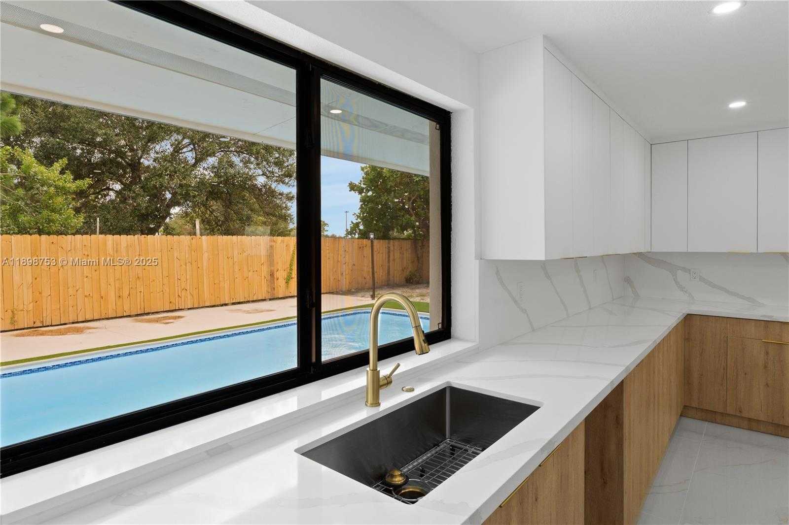 Small Image of 8560 SOUTHAMPTON DR, Miramar Number 22