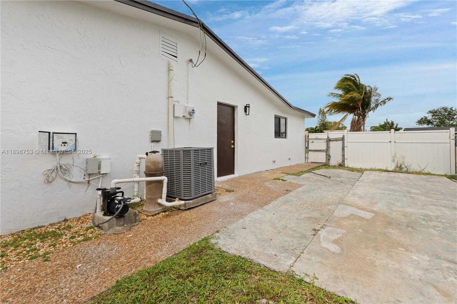 Small Image of 8560 SOUTHAMPTON DR, Miramar Number 36