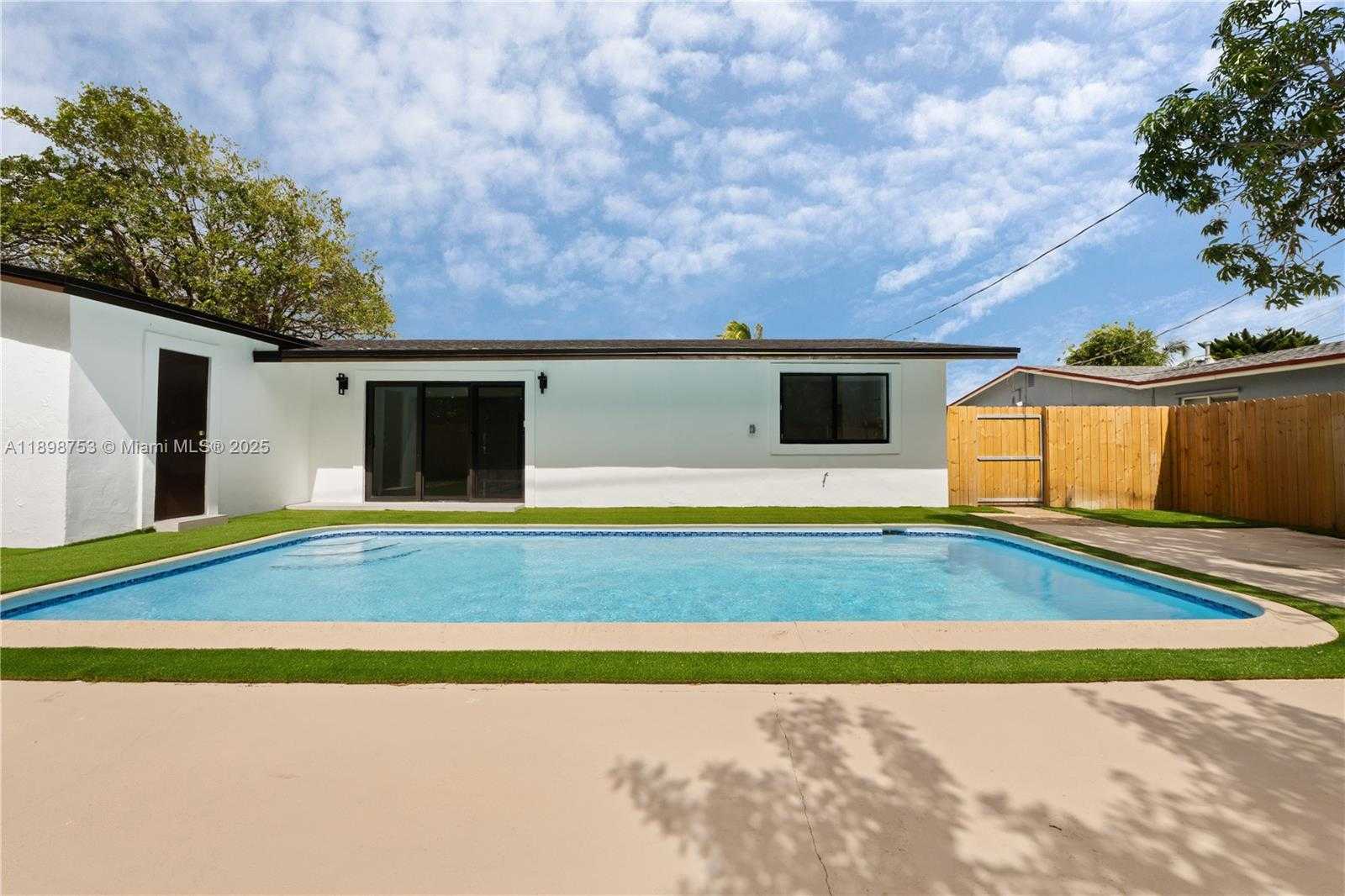 Small Image of 8560 SOUTHAMPTON DR, Miramar Number 7