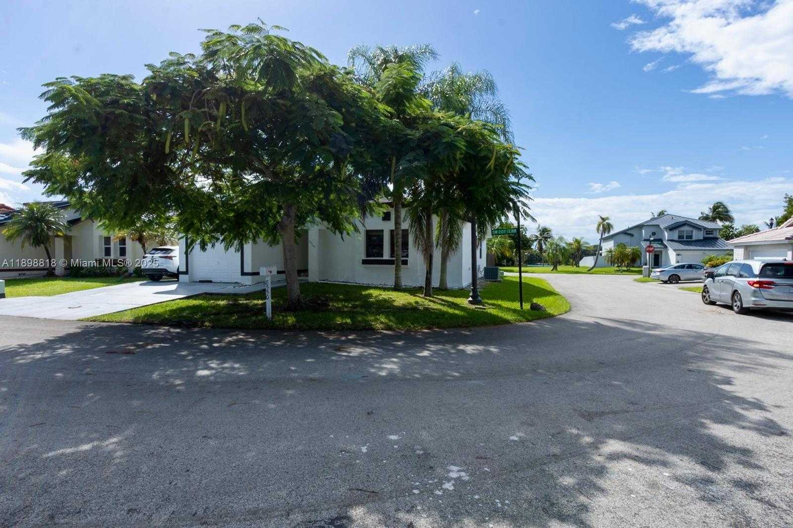 Small Image of 8550 SOUTH WEST 207TH TER, Cutler Bay Number 4