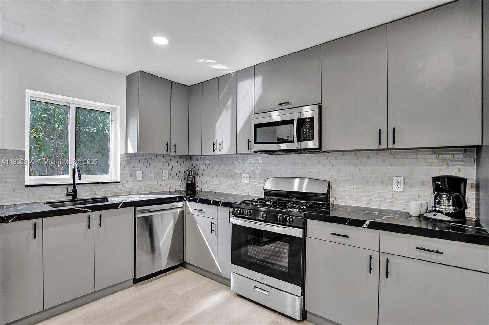 Small Image of 1230 JOHNSON ST, Hollywood Number 3