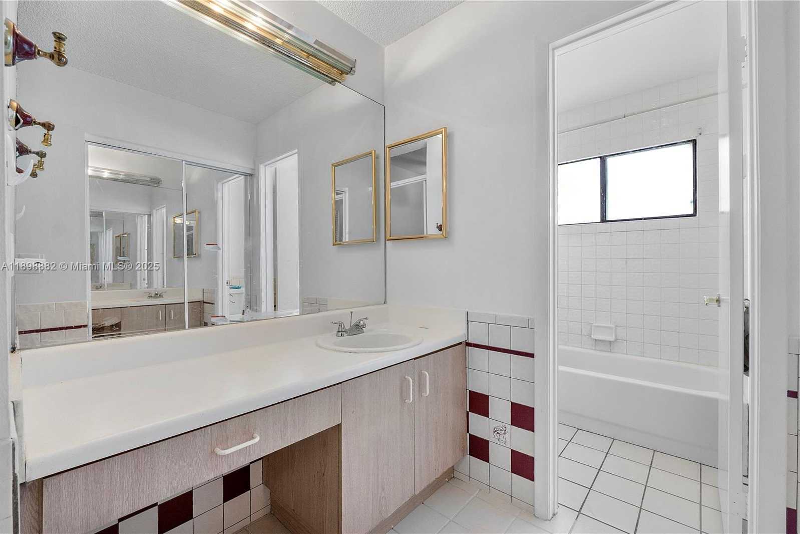 Small Image of 823 EAST PALM RUN DR, North Lauderdale Number 11