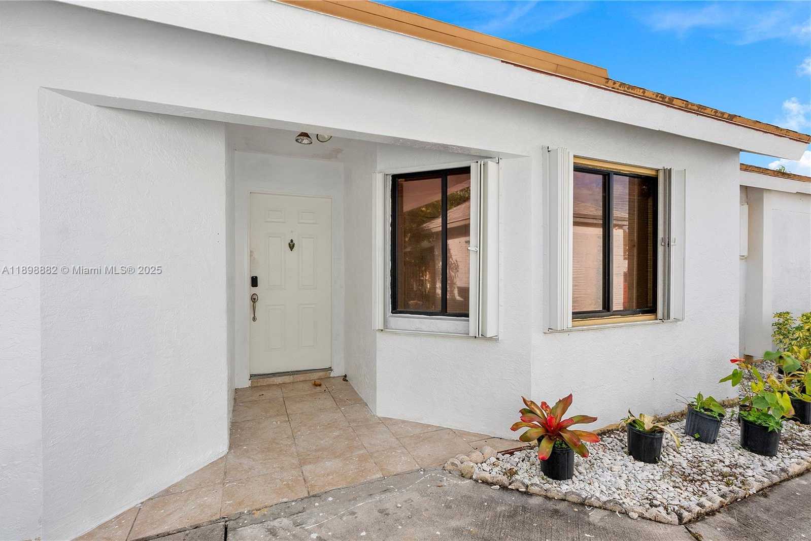 Small Image of 823 EAST PALM RUN DR, North Lauderdale Number 12