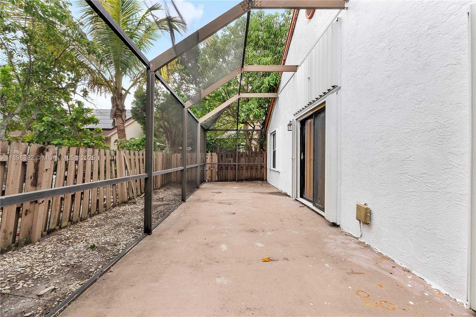 Small Image of 823 EAST PALM RUN DR, North Lauderdale Number 13