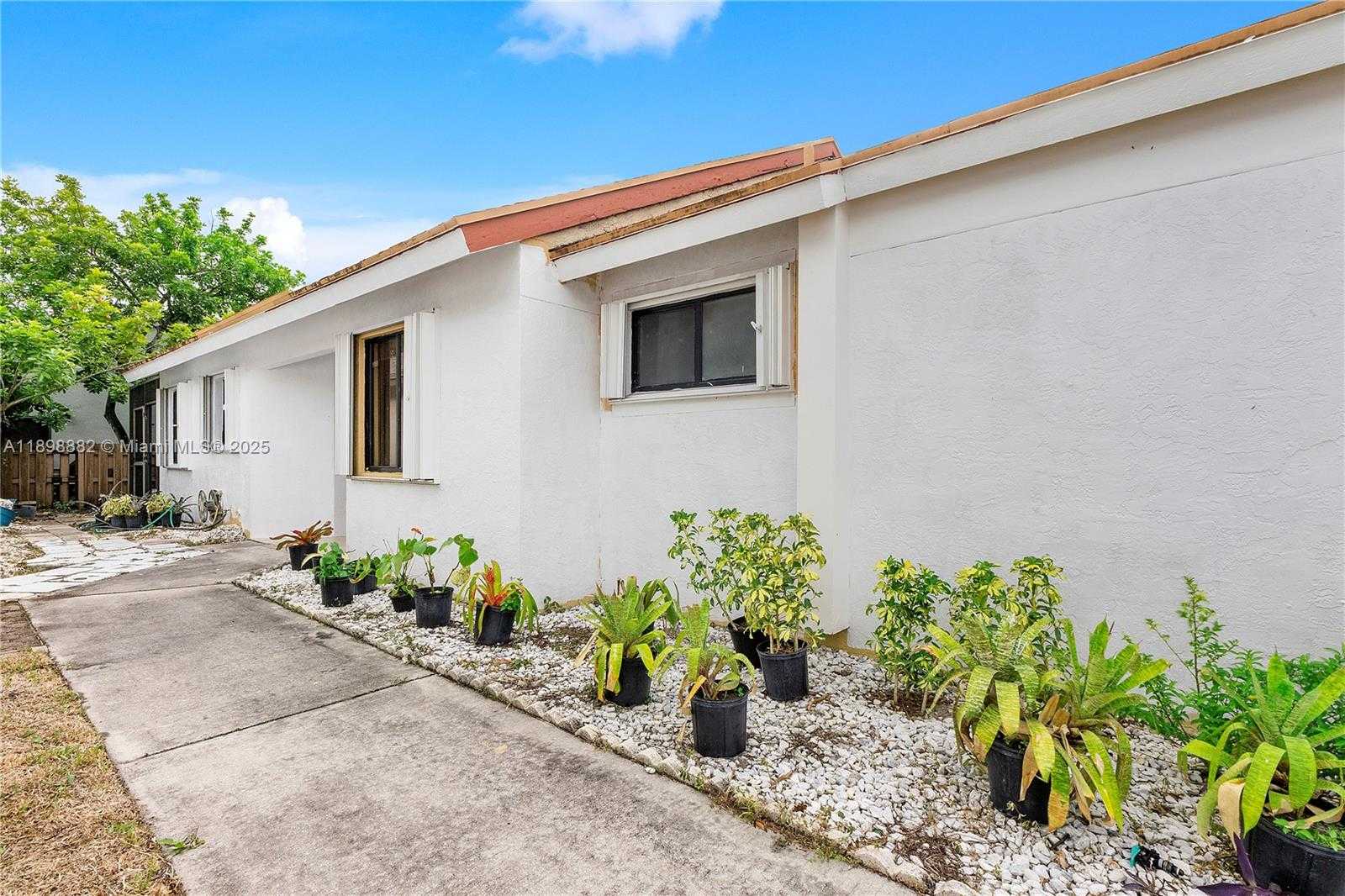 Small Image of 823 EAST PALM RUN DR, North Lauderdale Number 2