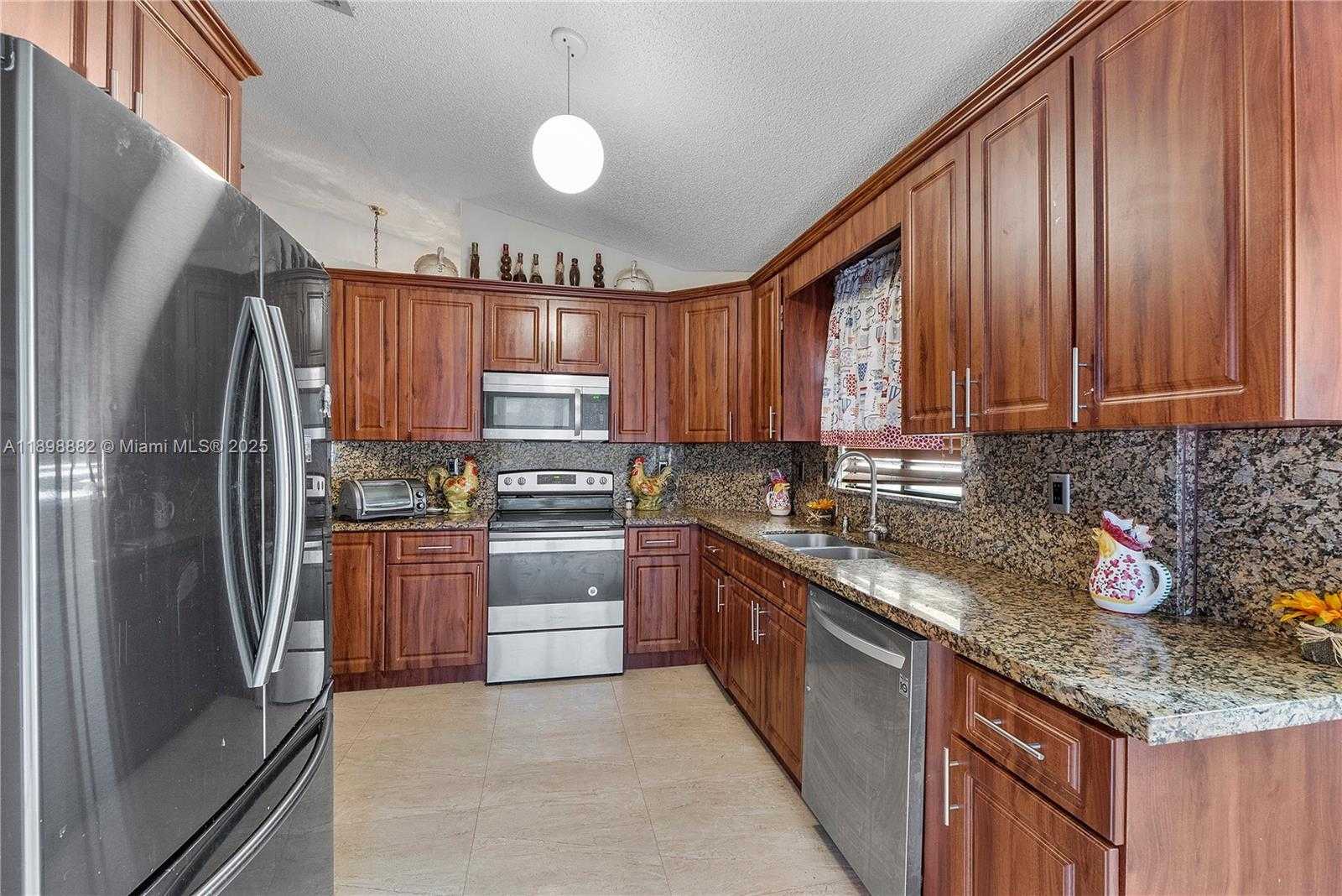 Small Image of 823 EAST PALM RUN DR, North Lauderdale Number 3