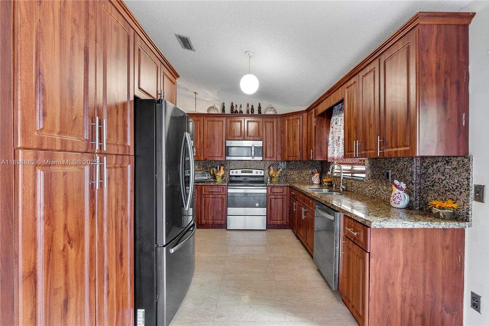 Small Image of 823 EAST PALM RUN DR, North Lauderdale Number 4