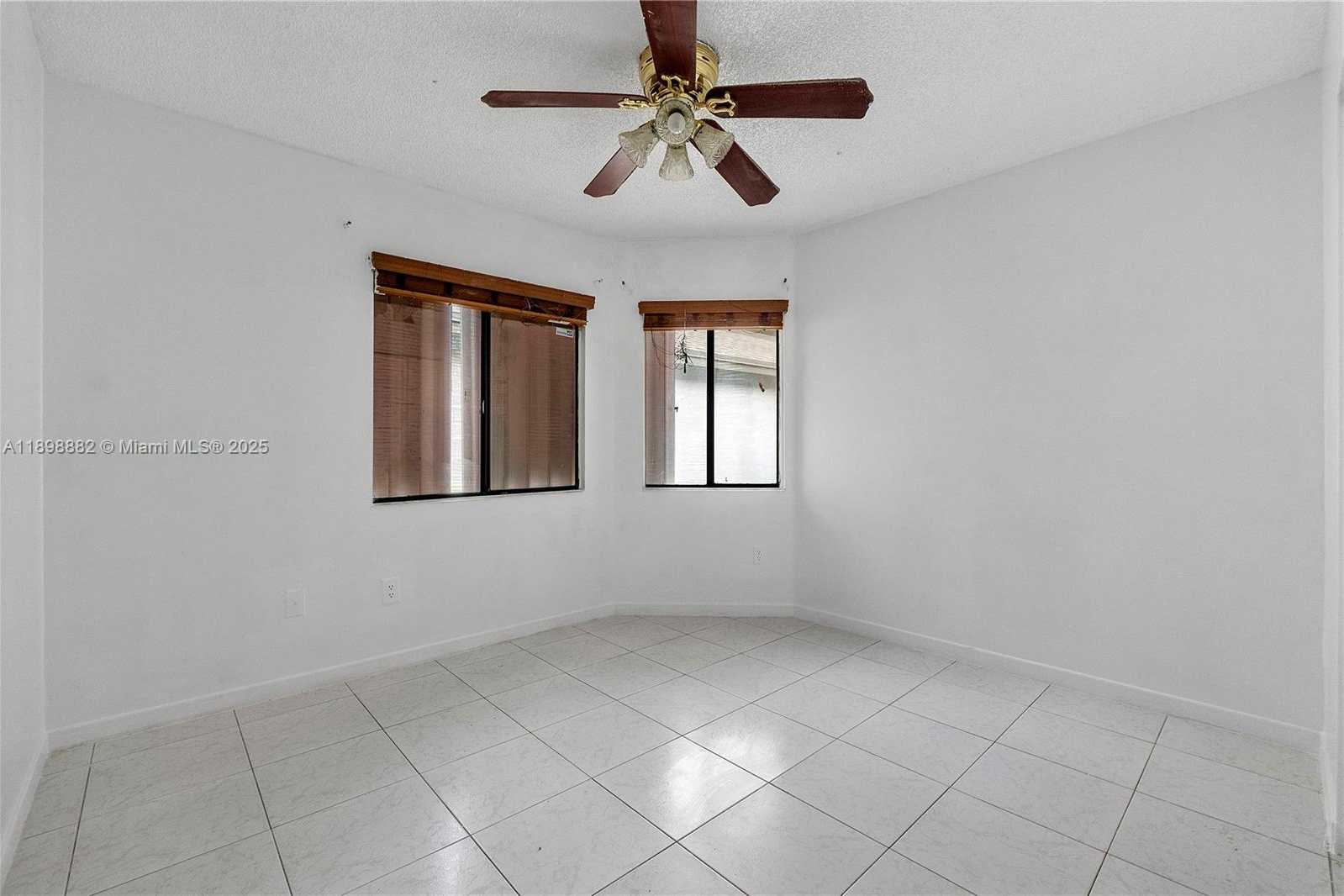 Small Image of 823 EAST PALM RUN DR, North Lauderdale Number 8