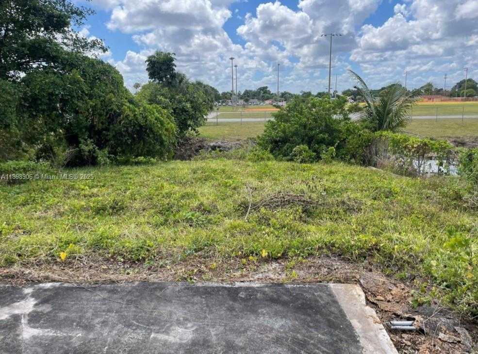 Small Image of 705 EAST RIVER DR, Margate Number 2