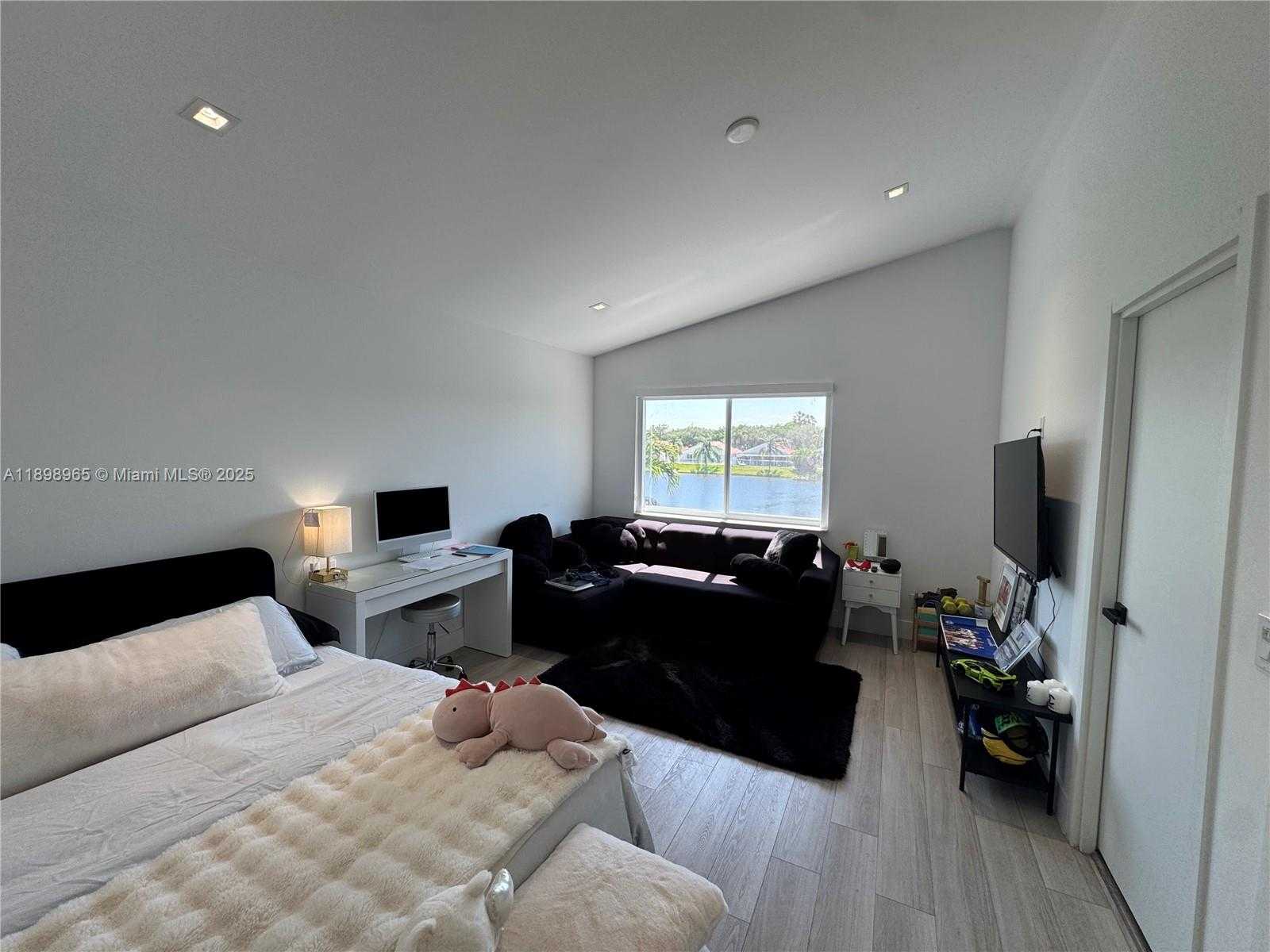 Small Image of 4943 SOUTH WEST 33RD WAY, Hollywood Number 17