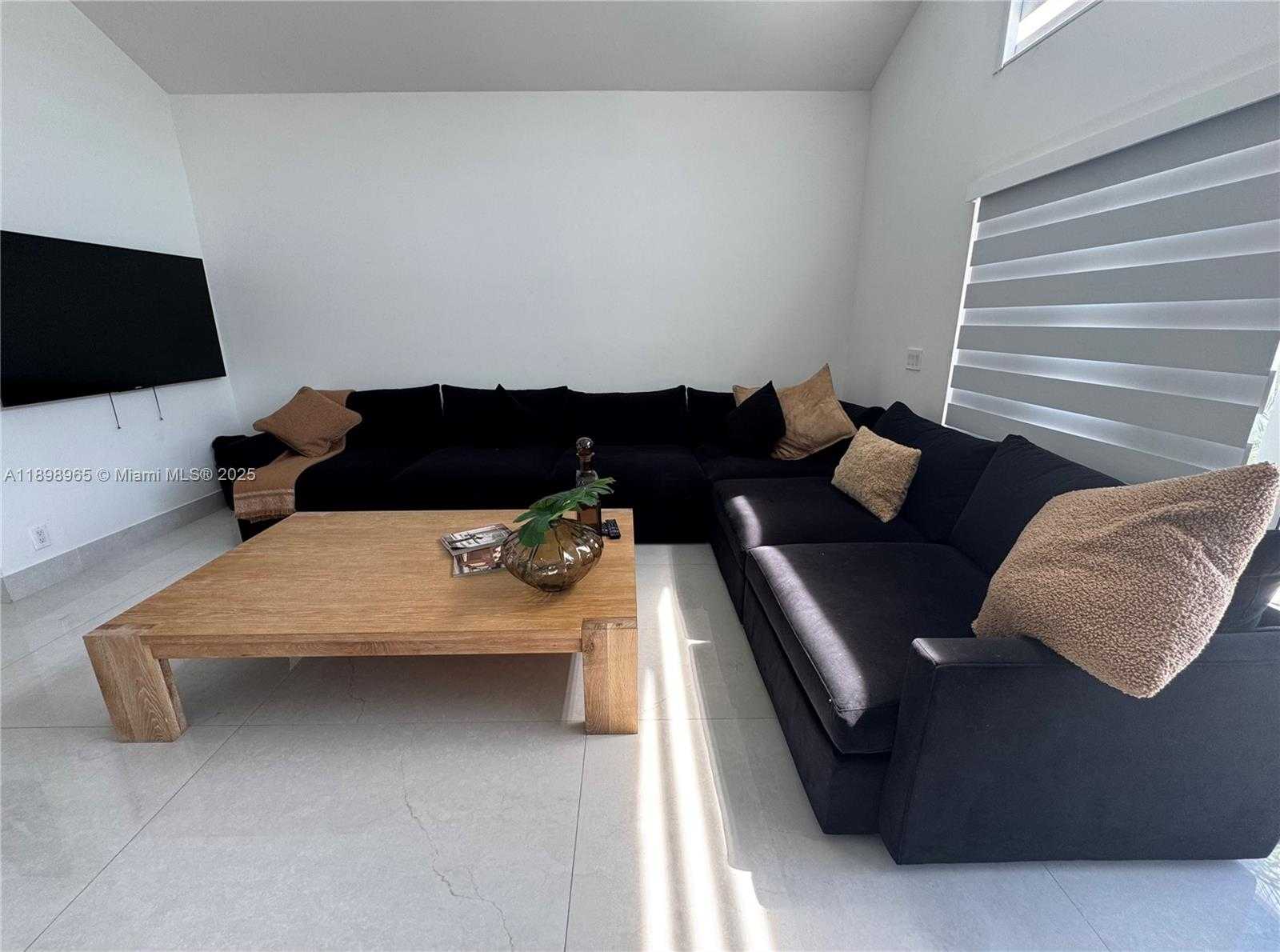 Small Image of 4943 SOUTH WEST 33RD WAY, Hollywood Number 2