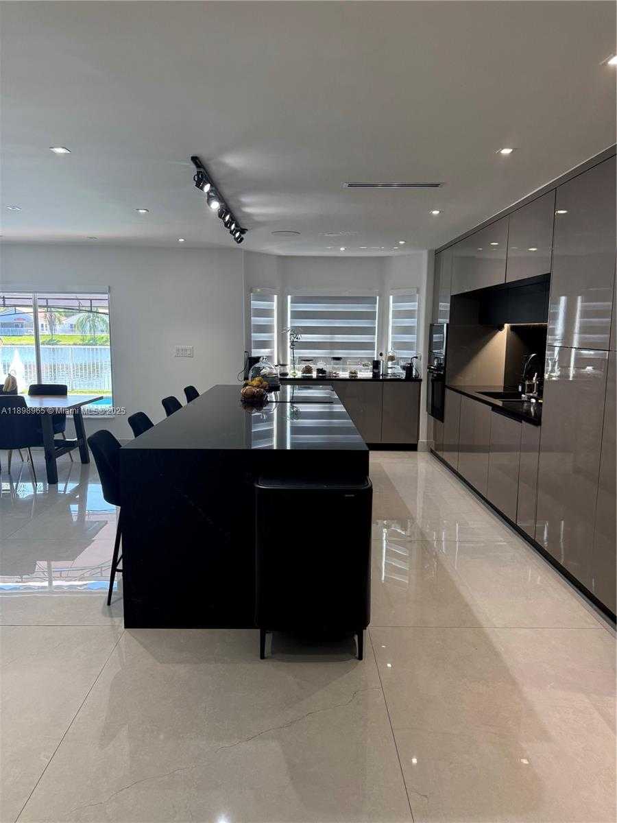 Small Image of 4943 SOUTH WEST 33RD WAY, Hollywood Number 3