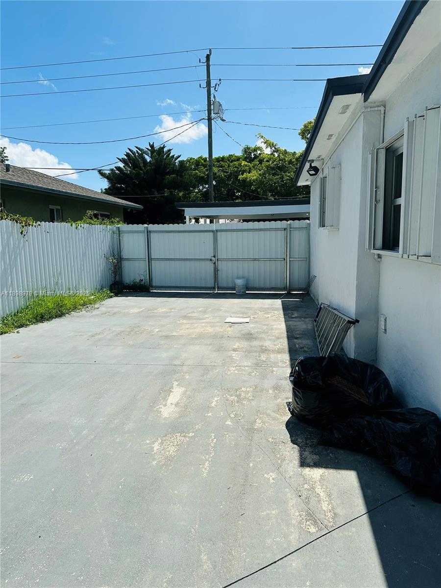 Small Image of 17926 SOUTH WEST 104TH AVE, Miami Number 37