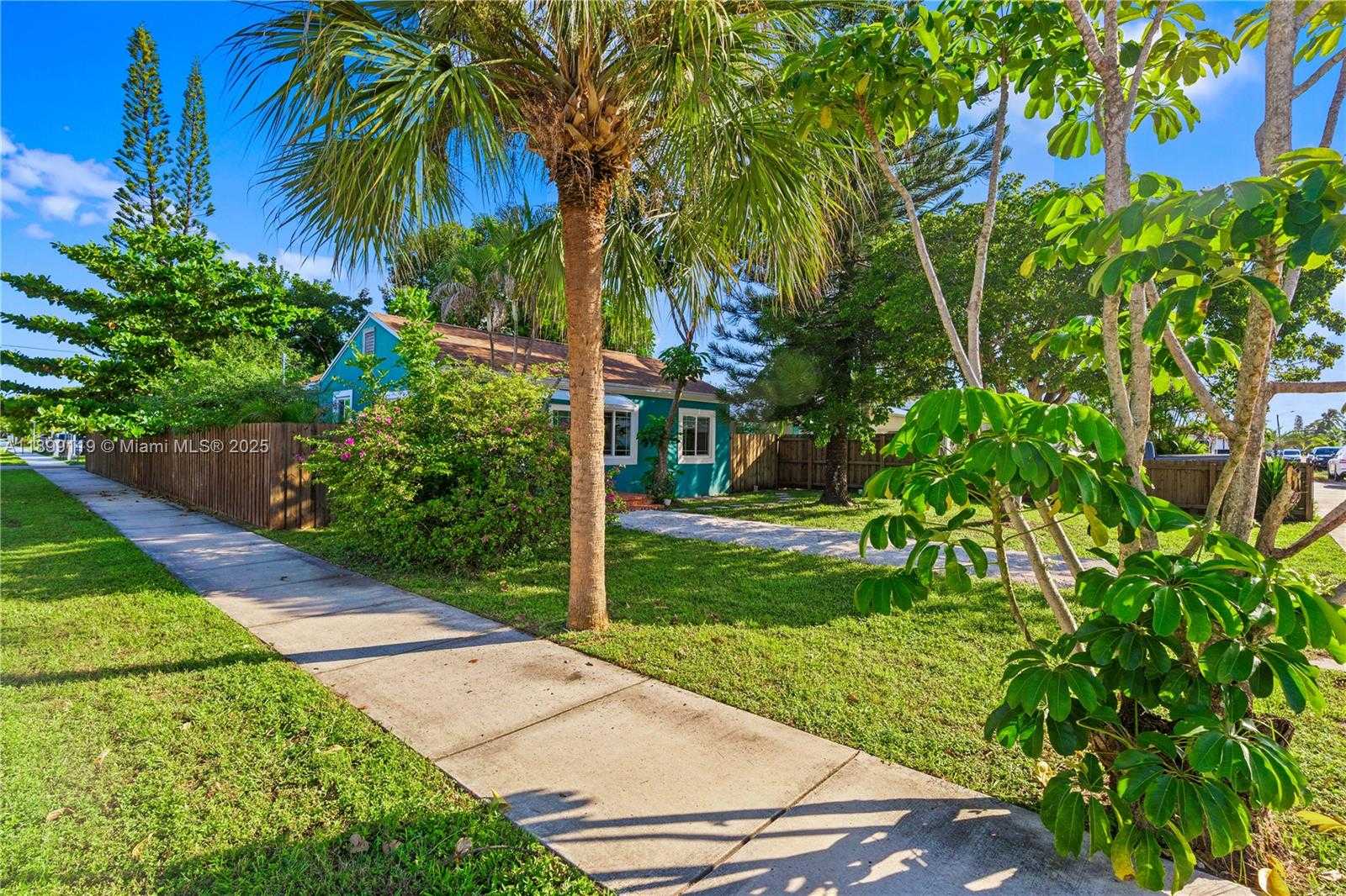 Small Image of 2447 WILSON ST, Hollywood Number 2