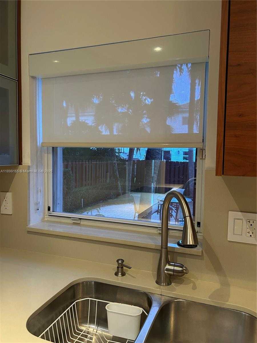 Small Image of 5926 NORTH WEST 110TH CT, Doral Number 15