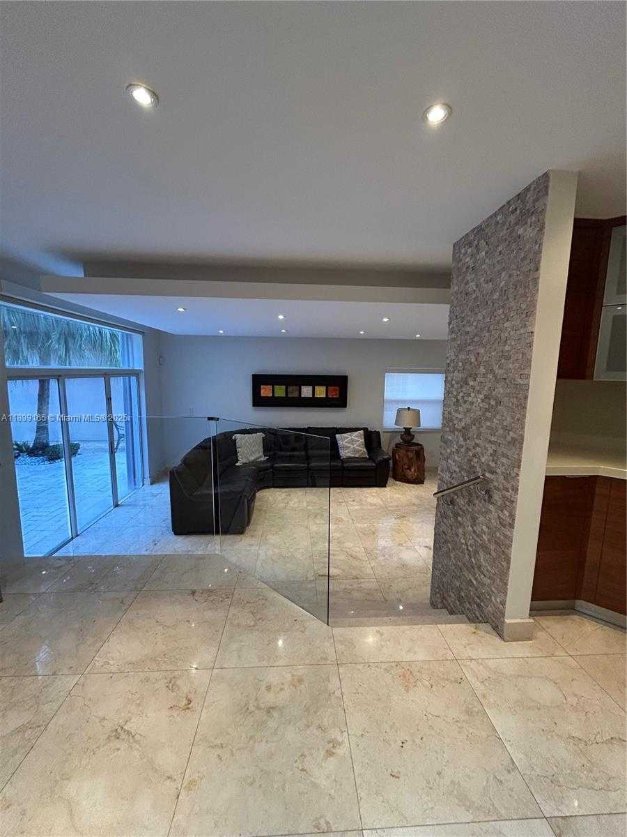 Small Image of 5926 NORTH WEST 110TH CT, Doral Number 16