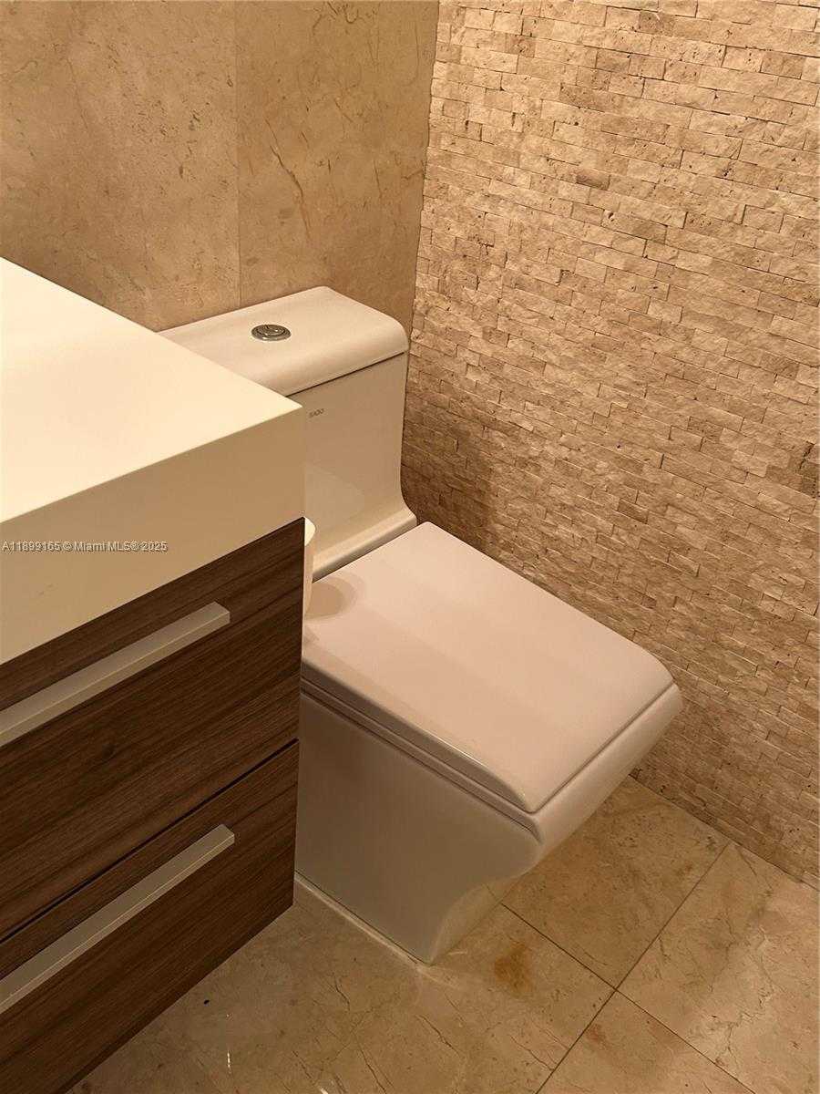 Small Image of 5926 NORTH WEST 110TH CT, Doral Number 32