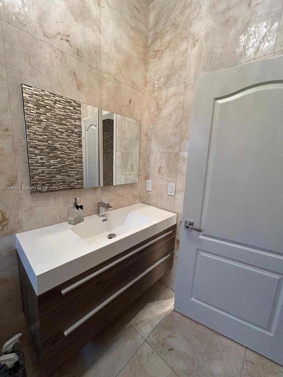 Small Image of 5926 NORTH WEST 110TH CT, Doral Number 37