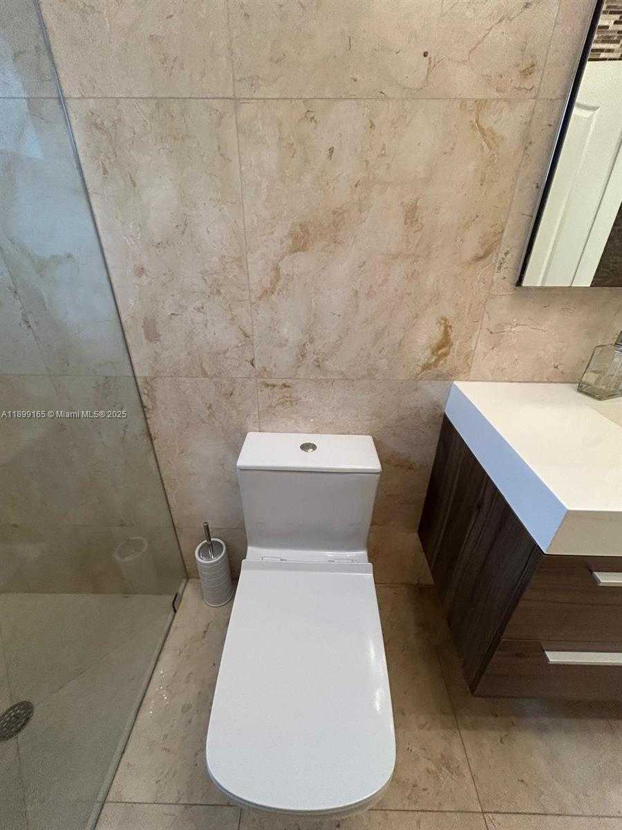 Small Image of 5926 NORTH WEST 110TH CT, Doral Number 38