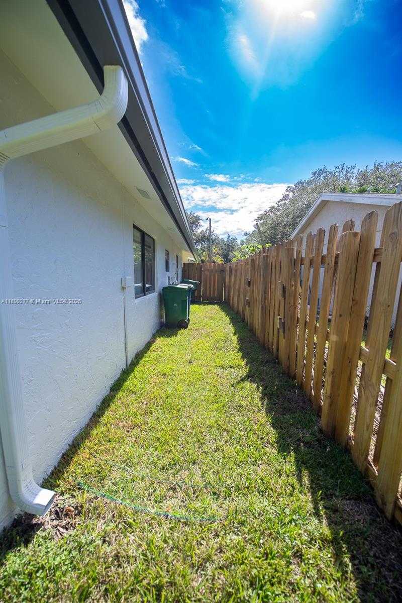 Small Image of 3904 WEST SAILBOAT DR, Cooper City Number 24
