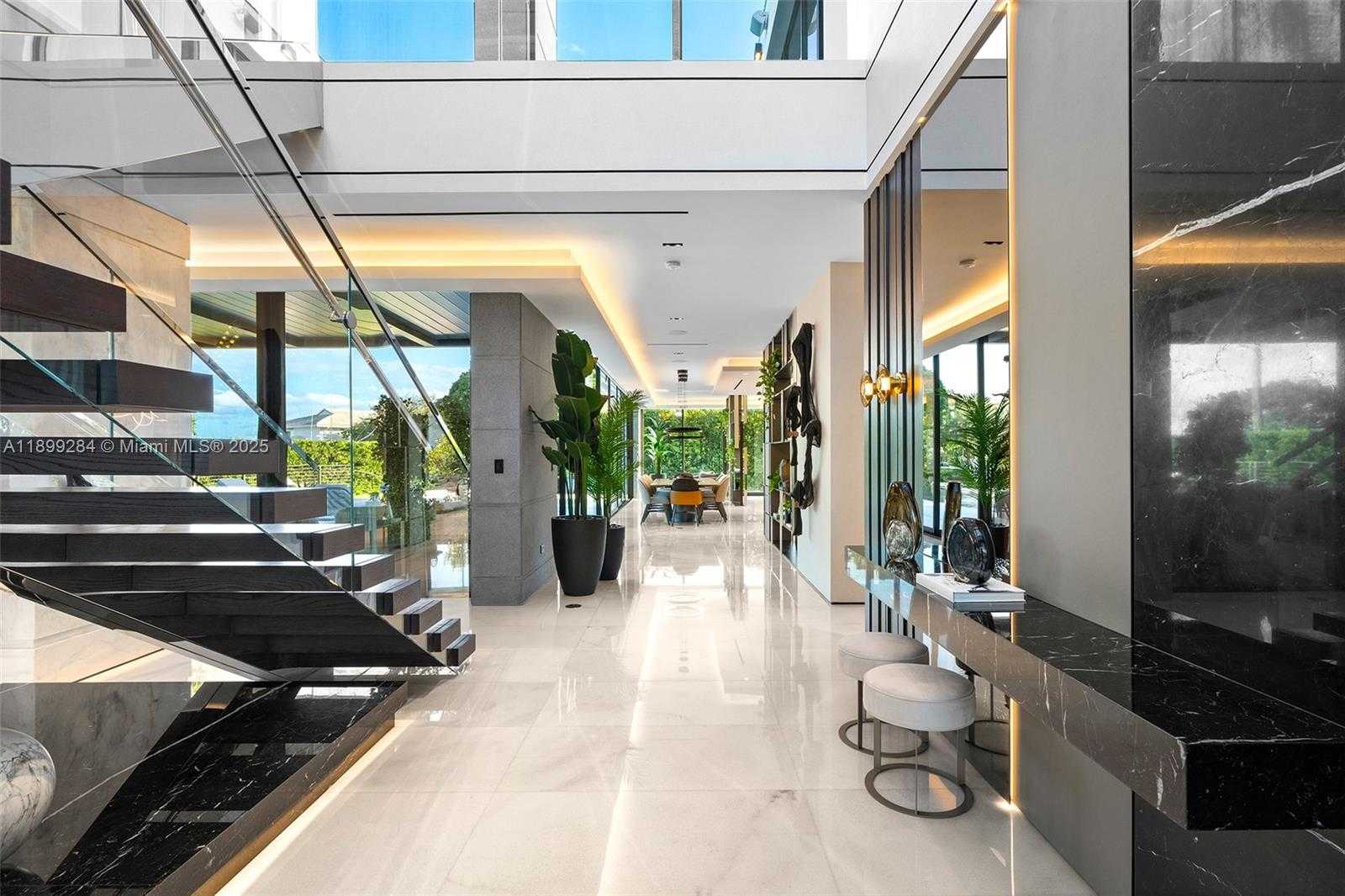 Small Image of 790 LAKE RD, Miami Number 7