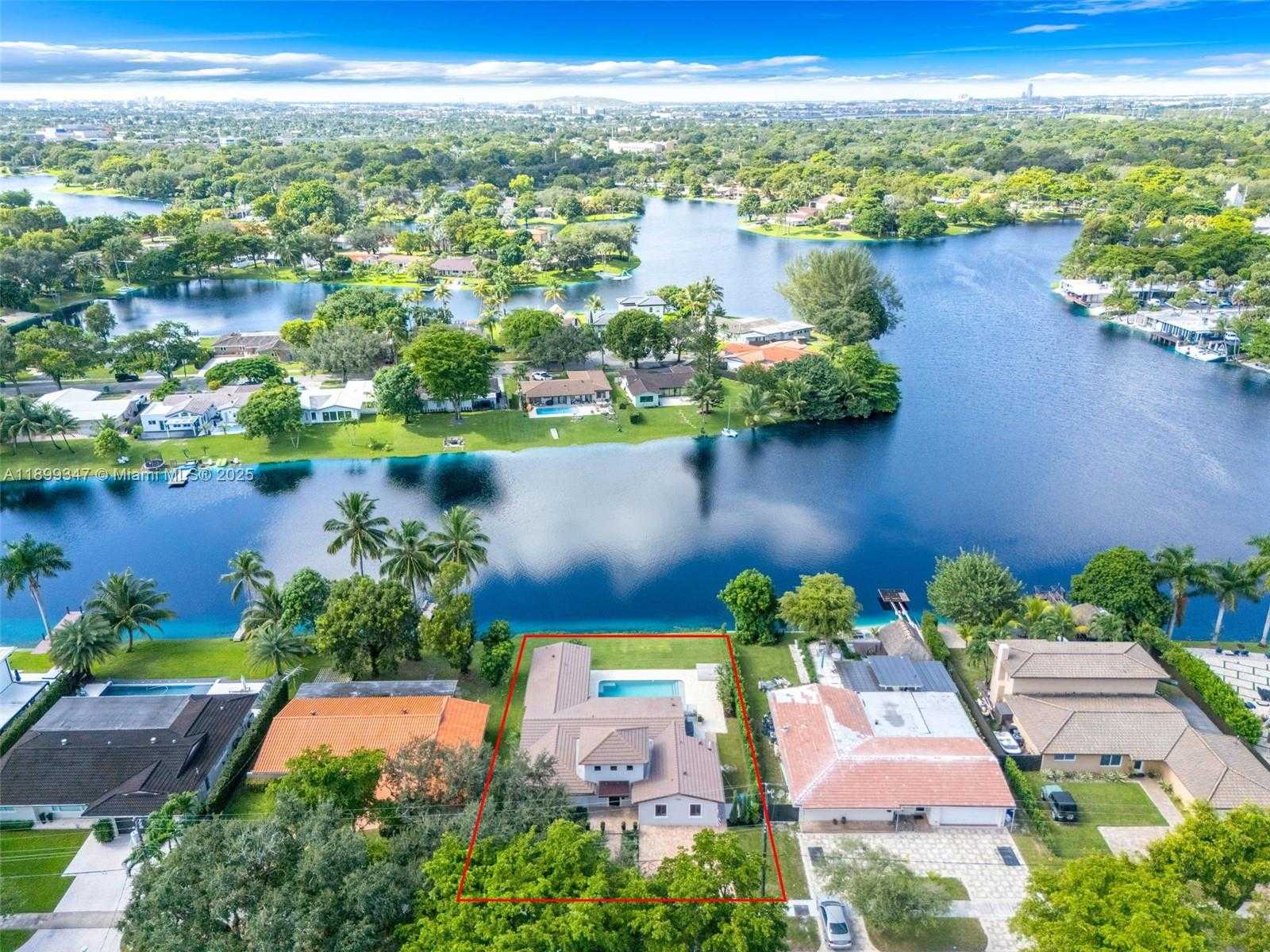 Small Image of 14940 EGAN LN, Miami Lakes Number 3