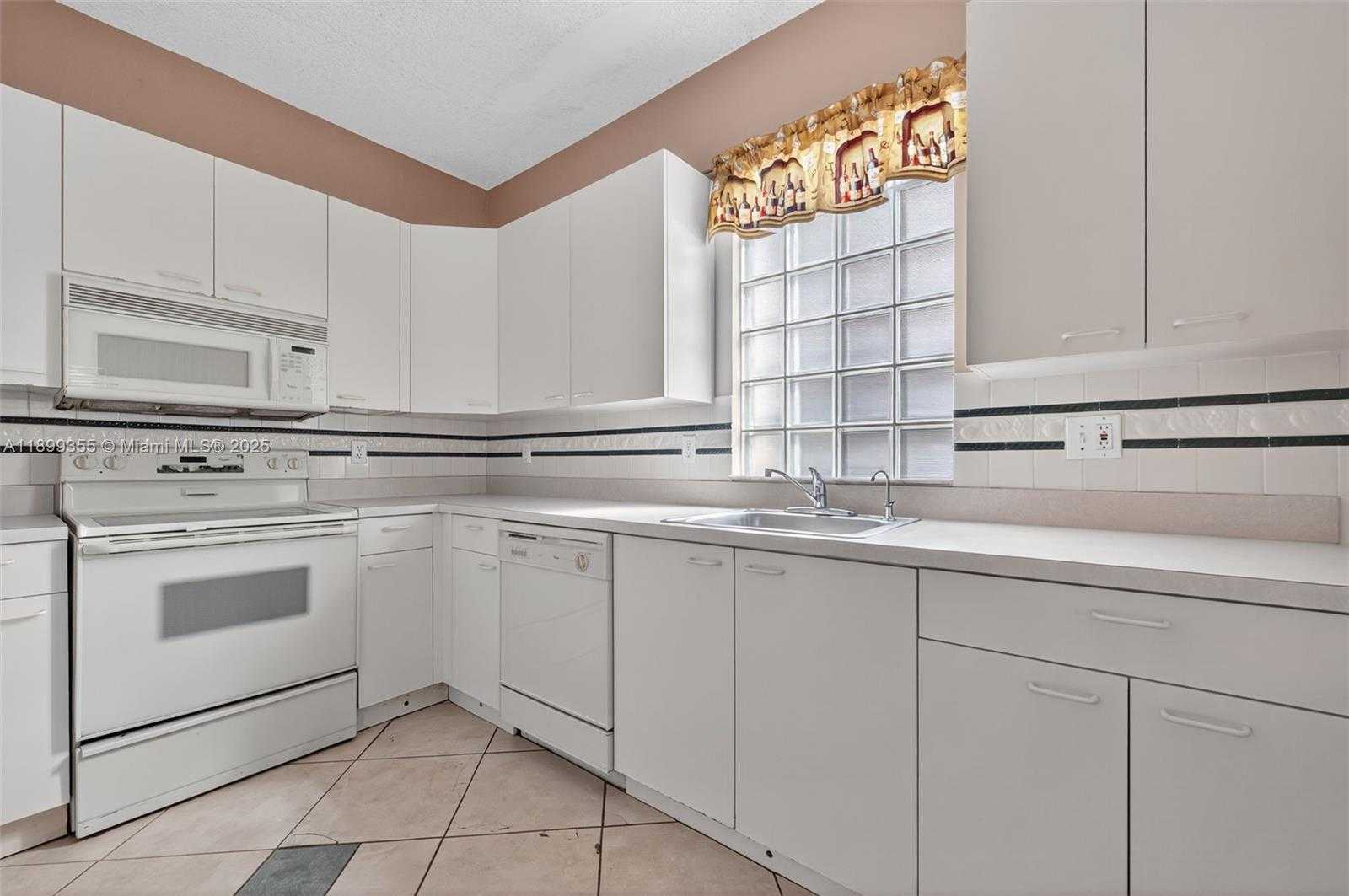 Small Image of 1392 NORTH WEST 159TH LN, Pembroke Pines Number 14