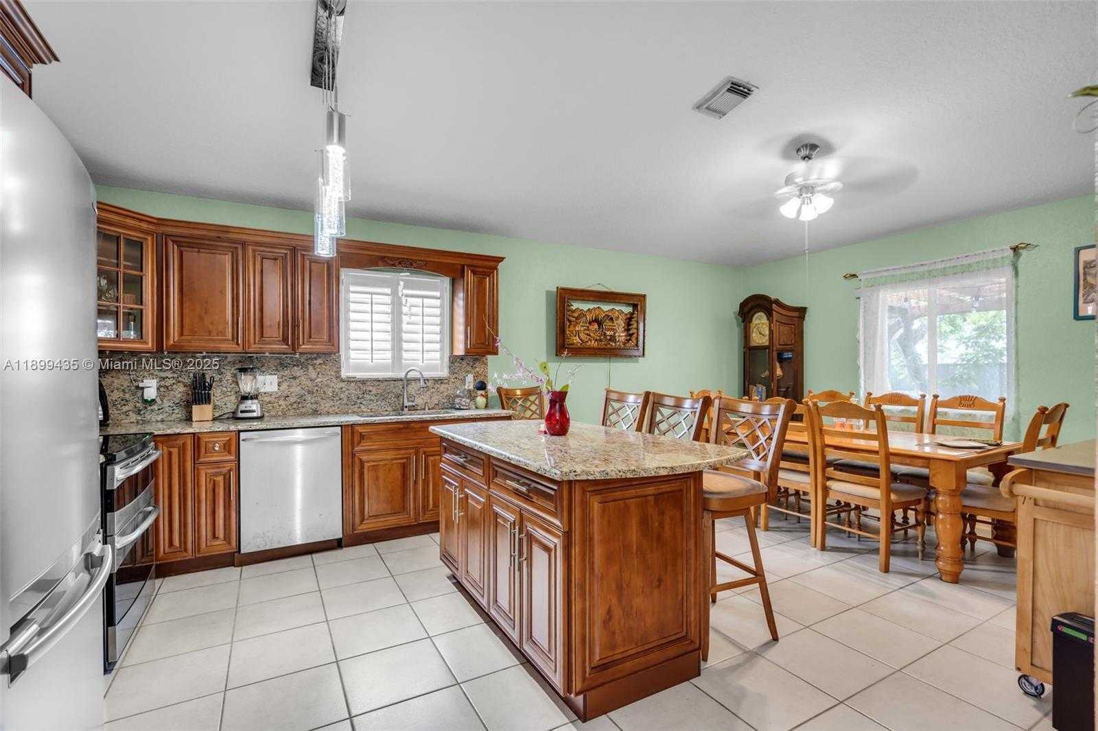 Small Image of 7967 NORTH WEST 186TH TER, Hialeah Number 11