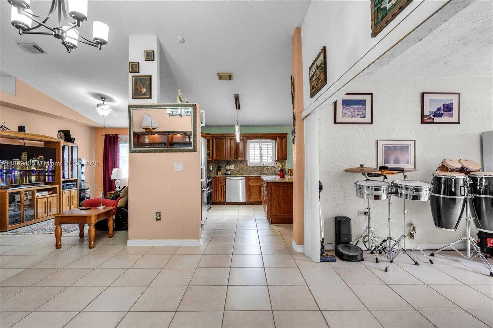 Small Image of 7967 NORTH WEST 186TH TER, Hialeah Number 9